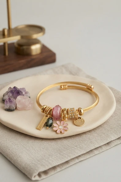 Pembe Papatya Model Gold Renk Charmlı Bileklik - EBJ260725W44439 ürün görseli 1