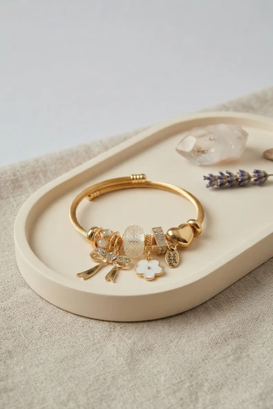 Fiyonk Charmlı Beyaz Renk Gold Bileklik ürün görseli 1