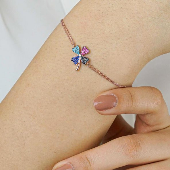 Dört Yapraklı Yonca Tasarımlı Kalp Detaylı Renkli Zirkon Taşlı 925 Ayar Gümüş Kadın Bileklik Rose ürün görseli 1