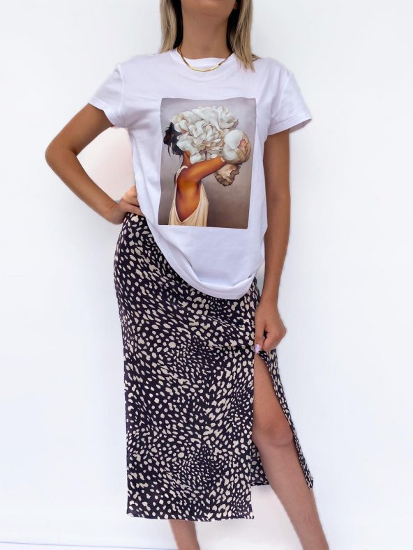 Kadın Beyaz Çiçek Baskılı Basic Beyaz Tshirt ürün görseli 1