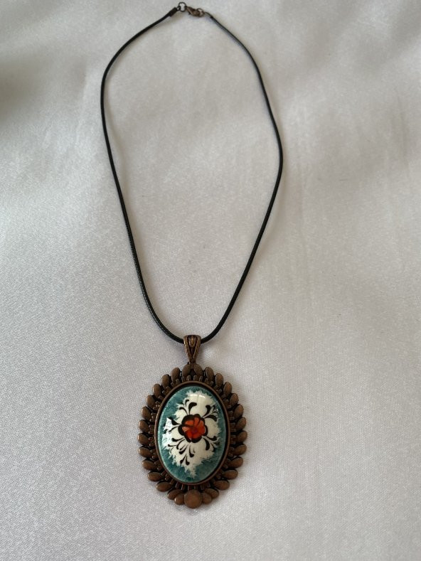 Iznik Çini Çiçek Figürlü Deri Ipli Kolye Model 3 - Resim 3