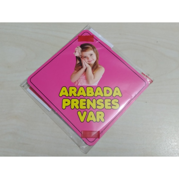 CAM İÇİ SARI DEKOR PLAKA KARE ARABADA PRENSES VAR (11x11cm) YAPIŞTIRMALI (Dekor Levha) SARI PLAKA ürün görseli 1