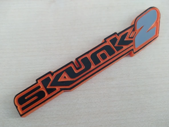 SKUNK2 LOGOSU 10x1,5cm KABARTMA SPORT ARMA TURUNCU (SKUNK2 ARMASI) SKUNK2 YAZISI - SKUNK2 LOGO ürün görseli 1