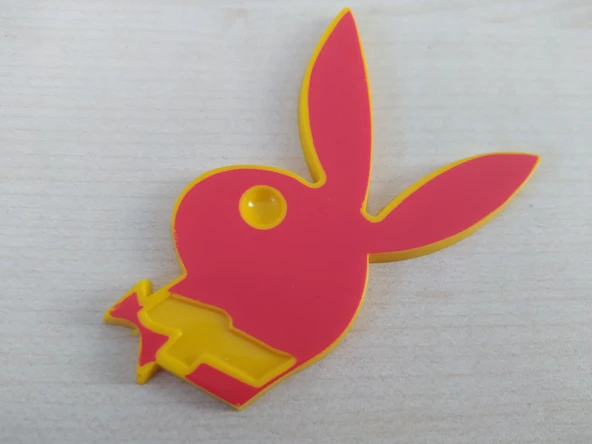 PLAYBOY LOGOSU 7x4,5cm KABARTMA SPORT ARMA KIRMIZI-SARI (PLAYBOY ARMASI) PLAYBOY YAZISI - PLAYBOY LOGO ürün görseli 1