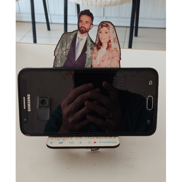 Kara Bilişim Kişiye Özel Fotoğrafı Ahşap Kesim Telefon Tutucu ürün görseli 1