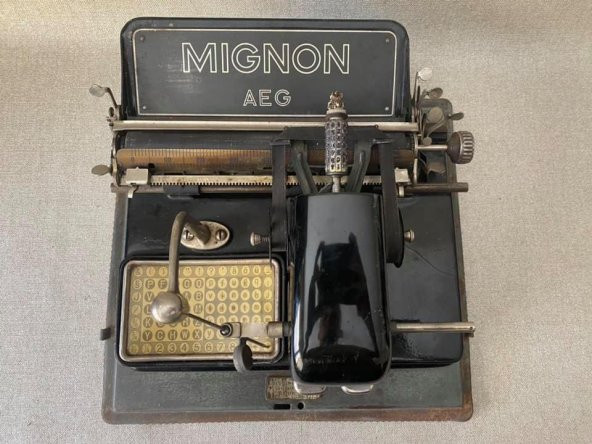 AEG Mignon Antika Daktilo - Koleksiyonluk Metal Kasalı Daktilo No4 ürün görseli 1