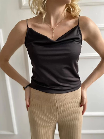 Kadın Siyah Degaje Yaka Crop ürün görseli 1