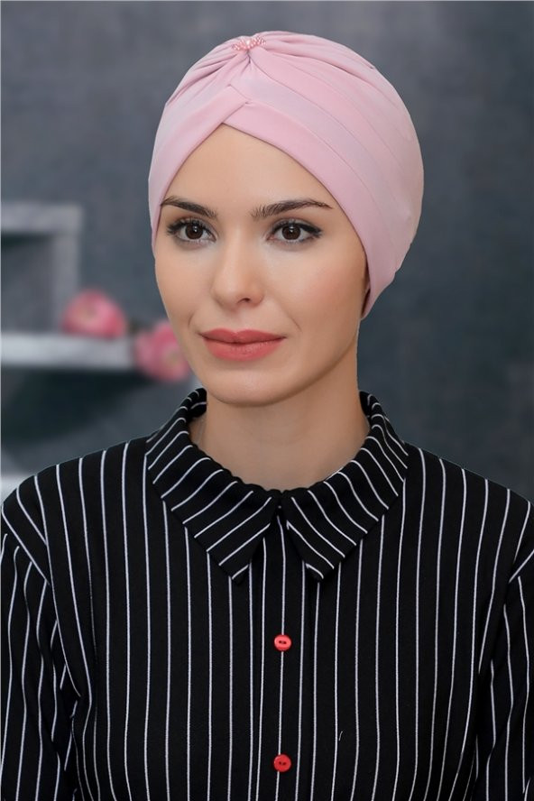 Pudra Pratik Hazır Geçmeli Tesettür Bone Sandy Kumaş Taçlı Büzgülü 1208_06 ürün görseli 1