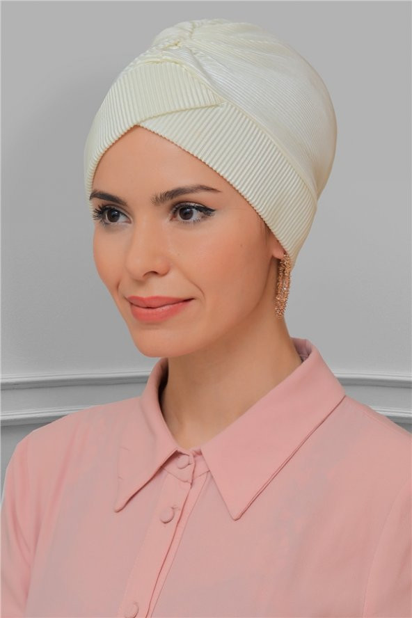 Krem Pratik Hazır Geçmeli Tesettür Bone Fukuro Piliseli Çapraz Büzgülü 1822_40 ürün görseli 1