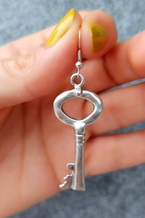 Anahtar Şekilli Kadın Küpe Çift Adet Gümüş Kaplama El Yapımı Kadın Küpe ürün görseli 1