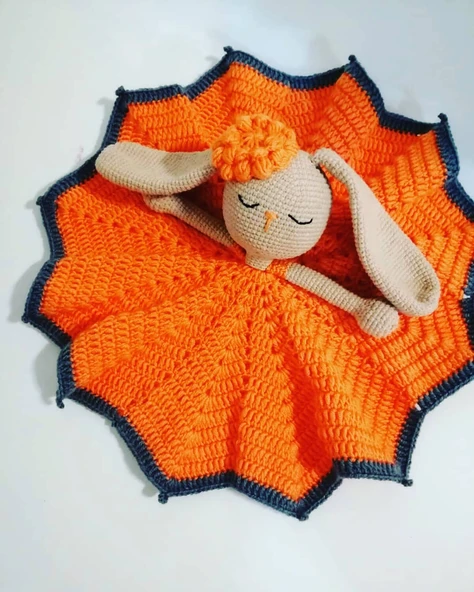 Süslü Tavşan Uyku Arkadaşı Amigurumi Organik Oyuncak ürün görseli 1