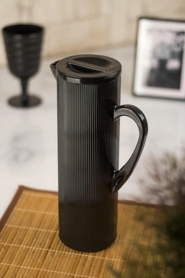 Akrilik Barok 1,5 Lt Siyah Sürahi (Buzdolabı Kapak Rafına Sığar) ürün görseli 1