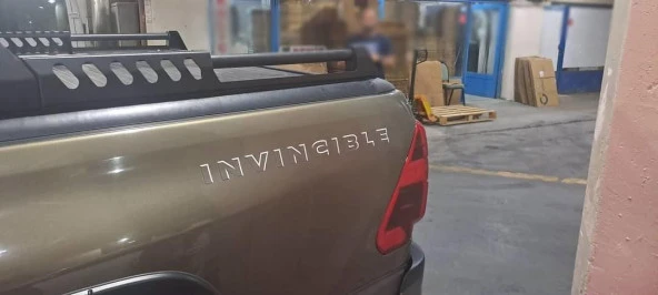 Invincible Etiket Sticker - Resim 3