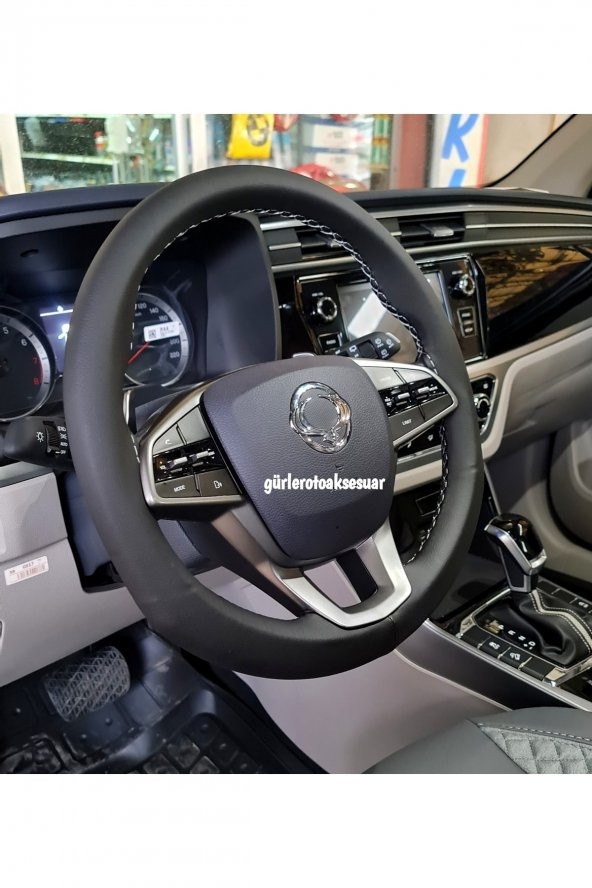 Ssangyong Korando Dikmeli Direksiyon Kılıfı Soft Siyah Deri Gri Ipli A+plus ( 38×10cm ) ürün görseli 1