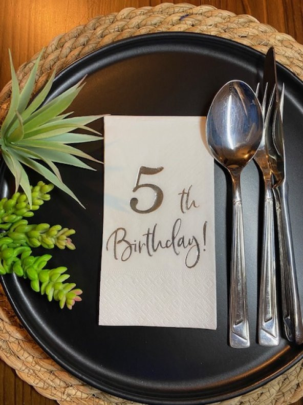 Gümüş Yaldızlı Beyaz Beş Yaş Bırthday Garson Katlama Peçete 16 lı ürün görseli 1