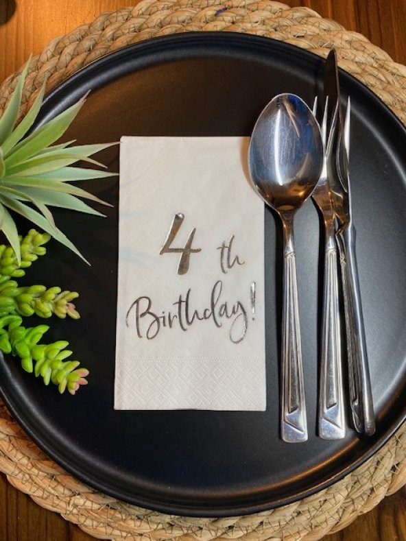 Gümüş Yaldızlı Beyaz Dört Yaş Bırthday Garson Katlama Peçete 16 lı ürün görseli 1