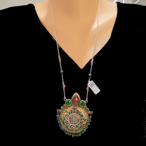 925 Ayar Gümüş ve Bronz Karışımı Yakut ve Zümrüt Taşlı Antik Desenli Otantik Kolye ürün görseli 1