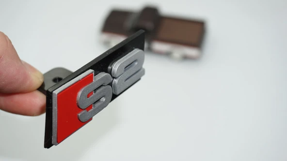 DK Tuning S2 Gri Kırmızı Ön Panjur Logo Arma Audi İle Uyumlu ürün görseli 1