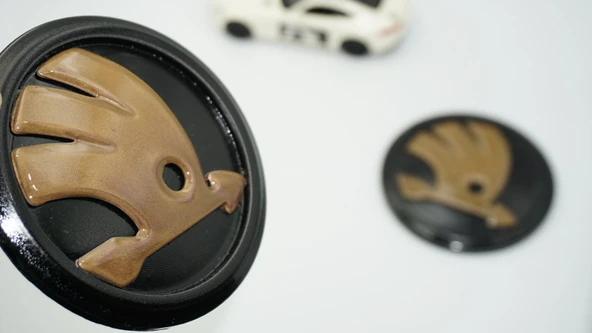 DK Tuning Skoda Ön Kaput Ve Bagaj Yeni Nesil Sarı Siyah Logo Amblem ürün görseli 1