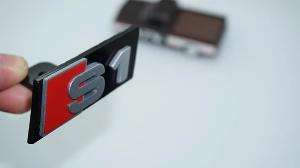 DK Tuning S1 Gri Kırmızı Ön Panjur Logo Arma Audi İle Uyumlu ürün görseli 1