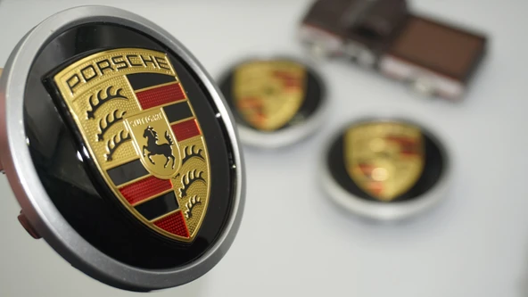 DK Tuning Porsche Yeni Nesil Siyah Gri Jant Göbeği Kapak Seti 76mm ürün görseli 1