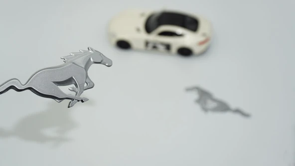 DK Ford Mustang Shelby GT Koşan At Çamurluk Yanı Gri Logo Arma ürün görseli 1