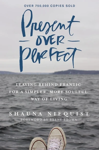 Present Over Perfect: Leaving Behind Frantic for a Simpler, More Soulful Way of Living Shauna Niequist ürün görseli 1