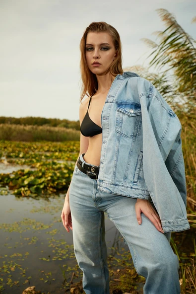 Kadın Paçası Kesik Straight Fit Jean Pantolon ürün görseli 1