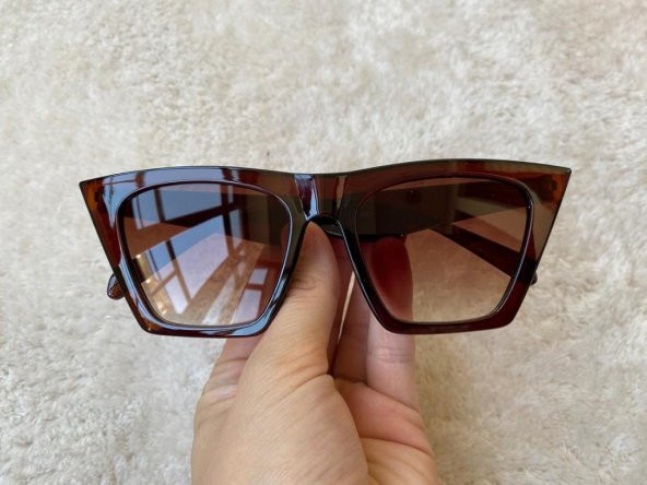 Kadın Krem Çerçeveli Siyah Lens Köşeli Cat Eye Güneş Gözlüğü uv400 ürün görseli 1