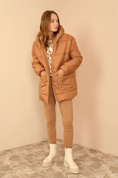 Astarlı Kapitone Kumaşlı ve Kapüşonlu Uzun Kollu Oversize/Bol Kadın Mont Taba ürün görseli 1
