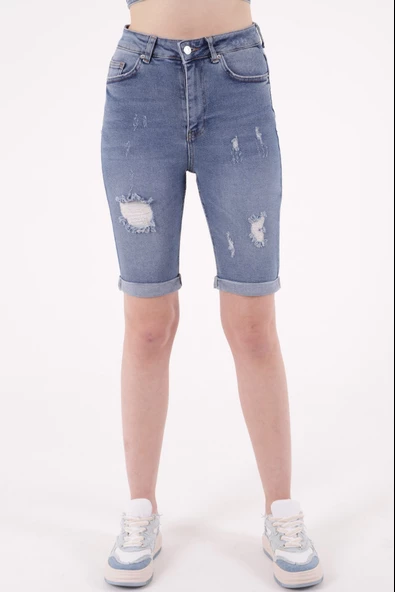 Paçaları Katlanmış ve Yırtıklı Cepli Astarsız Rahat Kot Kadın Şort Orta Mavi Denim ürün görseli 1