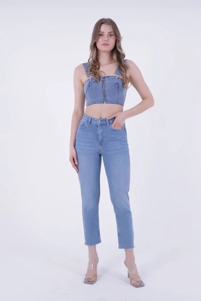 Paçaları Dikişsiz ve Yüksek Belli Cepli Astarsız Kadın Kot Pantolon Mom Fit Jean Açık Mavi Denim ürün görseli 1