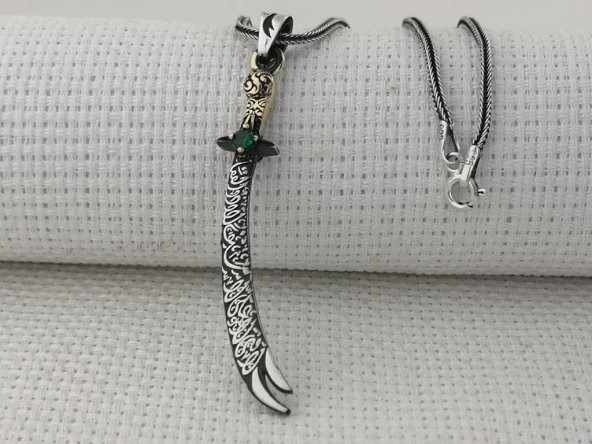 La Feta İlla Ali La Seyfe İlla Zülfikar Yazılı Yeşil Taşlı Gümüş Kolye ürün görseli 1