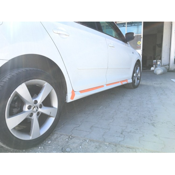 Skoda Rapid Yan Marşpiyel Takımı - Plastik - Parlak Siyah ürün görseli 1