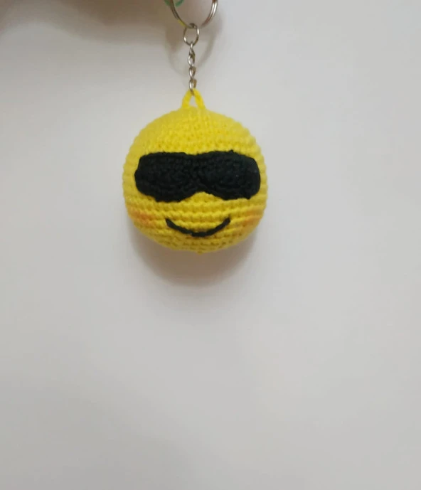 Gözlüklü Surat Emoji Amigurumi Organik Anahtarlık Oyuncak ürün görseli 1