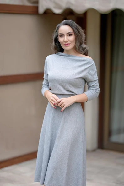 Styleboom X Peraluna MAYFAIR DRESS Yaka Büzgü Detaylı Tek Omuz Açık Kadın Triko Elbise - Gri Melanj ürün görseli 1