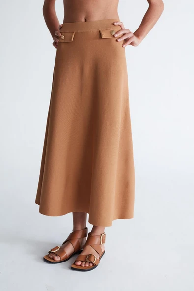 Styleboom X Peraluna VIVIEN SKIRT Düğme Detaylı Diz Altı Kloş Kadın Triko Etek - Camel ürün görseli 1
