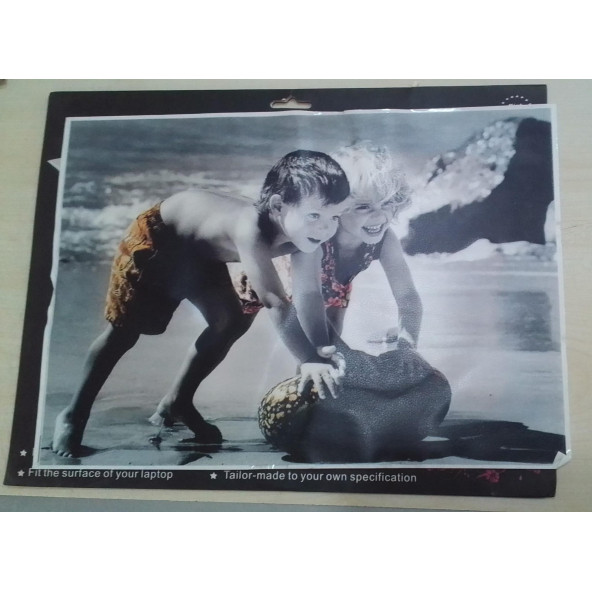 Laptop Sticker Notebook Pc Kaplama Etiketi (KIZ-ERKEK DENİZ) ( 36cm x 25cm ) ürün görseli 1