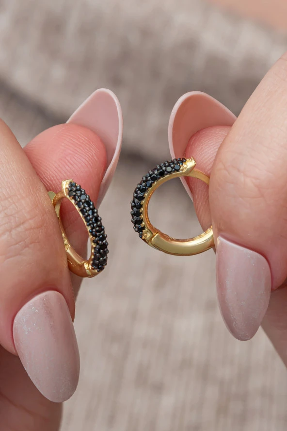925 Ayar Gümüş Gold Kaplama Siyah Taşlı 15 mm Halka Küpe ürün görseli 1