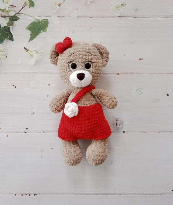Kırmızı Tulumlu Sevimli Ayıcık Amigurumi Organik Oyuncak ürün görseli 1