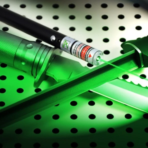 VIP 100 MW GREEN LASER POINTER 100 MW YEŞİL LAZER 4 BAŞLIKLI KUTULU YEŞİL LAZER KAMP DAĞCI IŞIKLARI ürün görseli 1