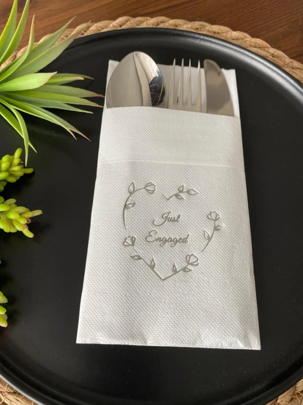 Gümüş Yaldızlı Beyaz Kalp Çelenk Just Engaged Cepli Peçete 12 Adet 40x40 ürün görseli 1
