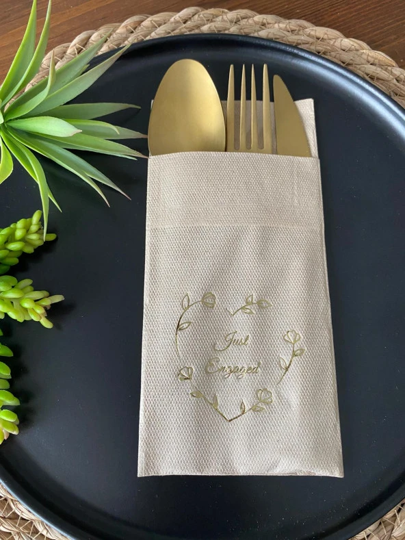 Gold Yaldızlı Kraft Kalp Çelenk Just Engaged Cepli Peçete 12 Adet 40x40 ürün görseli 1