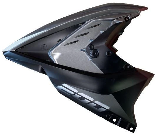 BAJAJ PULSAR RS200 YAN PANEL ÖN SOL EURO 4 GRİ ORJİNAL ürün görseli 1