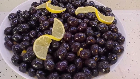 EV YAPIMI SALAMURA SİYAH ZEYTİN 1 KG ürün görseli 1