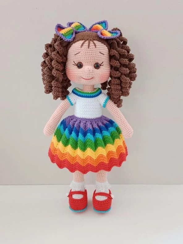 Gökkuşağı Kıvırcık Saçlı Kırmızı Ayakkabılı Karnaval Bebek Amigurumi Organik Oyuncak ürün görseli 1