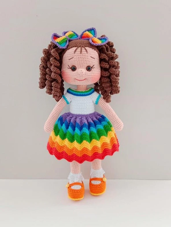 Gökkuşağı Kıvırcık Saçlı Turuncu Ayakkabılı Karnaval Bebek Amigurumi Organik Oyuncak ürün görseli 1