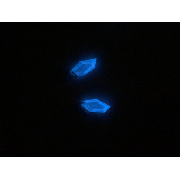 Şeffaf Renk Gece Mavi Neon Olan Kristal Şekilli Gümüş Aksesuarlı Küpe Epoksi El Yapımı Hediyelik ürün görseli 1
