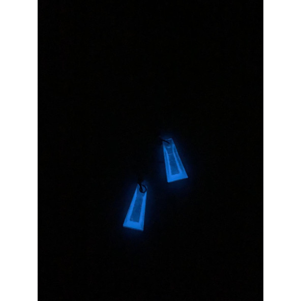 Şeffaf Renk Gece Mavi Neon Olan Piramit Şekilli Gümüş Aksesuarlı Küpe Epoksi El Yapımı Hediyelik ürün görseli 1