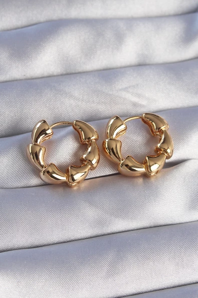 Pirinç Gold Renk Damla Kıvrım Tasarımlı Halka Küpe TJ-BKP9084 ürün görseli 1
